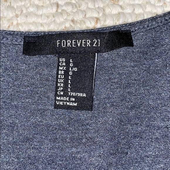 Long sleeve crop top with twist in the middle - Picture 2 of 4